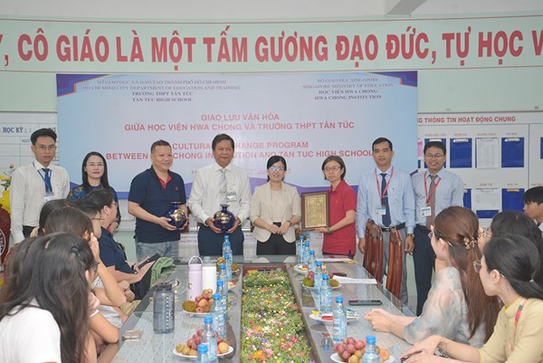 Giao lưu văn hóa giữa học viện Hwa Chong Institution và trường THPT Tân Túc